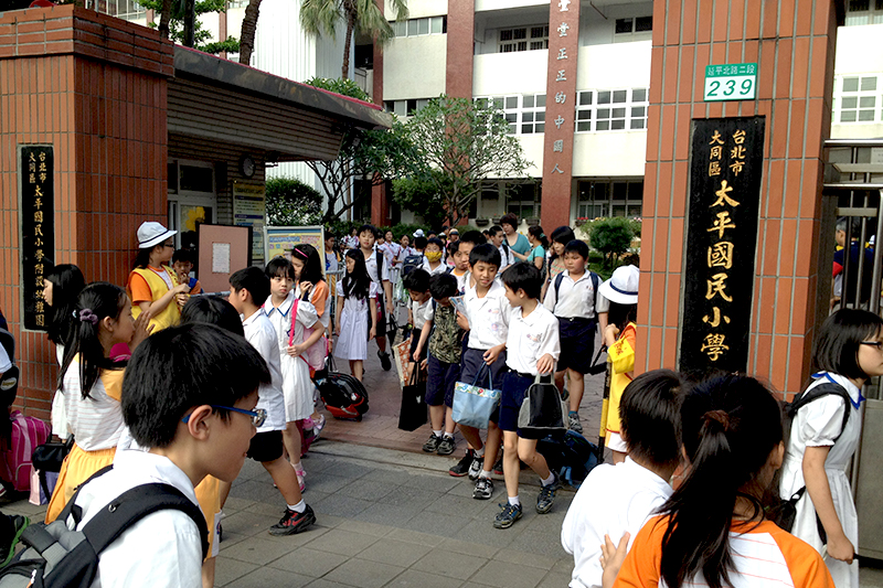 Taipei City Government Gives out Safety Alarms to Students