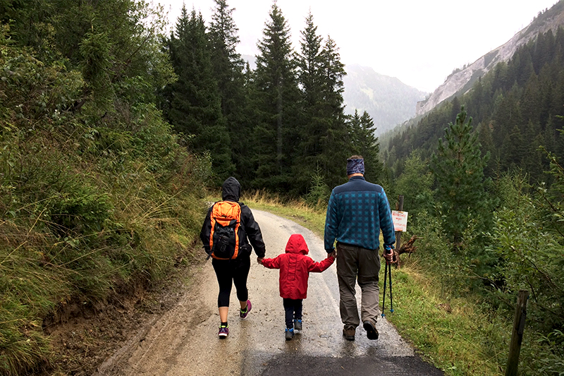 Take Your Children to the Countryside to Visit Your Parents!
