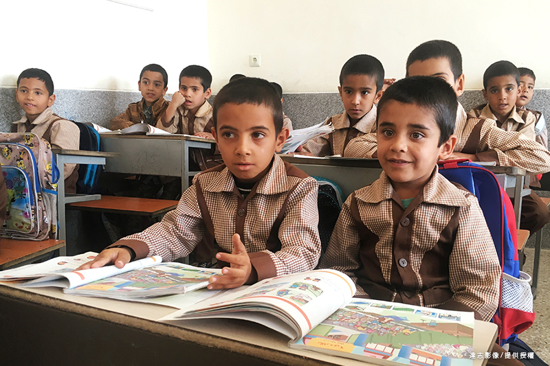 Iran Bans English in Schools to Fight Western “Cultural Invasion”