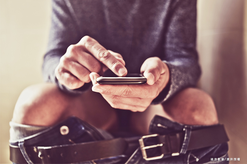 Man in China Suffers Prolapsed Rectum After Using Cellphone on the Toilet for 30 Minutes