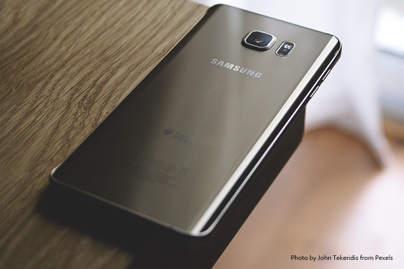 Samsung Hints at Folding Phone with 3 OLED Screens