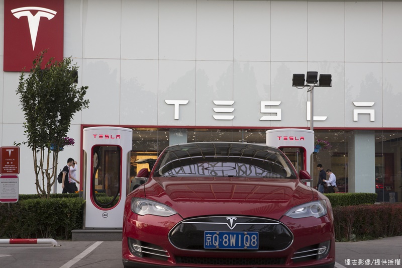 An Apple Buyout Could Be the Best Thing for Tesla’s Fried Circuits
