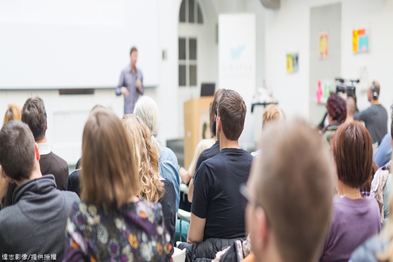Government Promotes University Classes in English