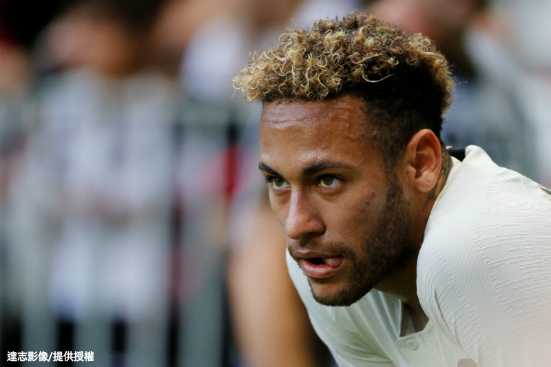 Football for the Fans: PSG’s Neymar Gives Tearful Young Pitch Invader a Hug and His Shirt