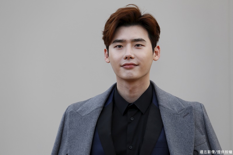 Lee Jong-suk Has Come Back Home to South Korea