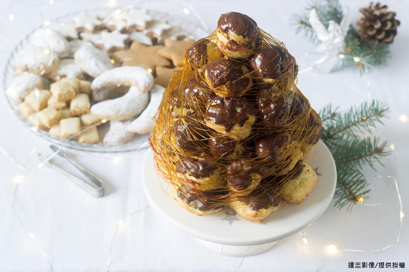 Making a Cream Puff Tower