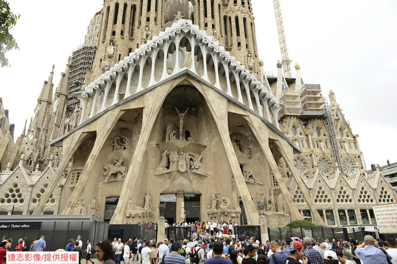 After 137 Years, La Sagrada Familia Finally Gets Building Permit