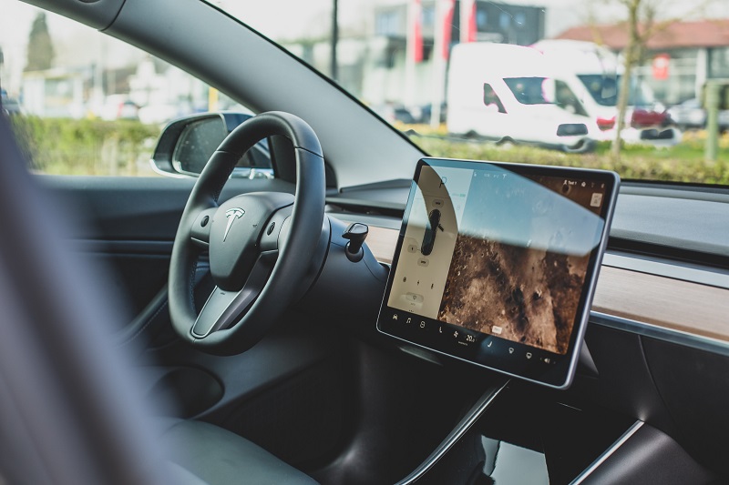 Tesla Driver Falls to Death after Crash