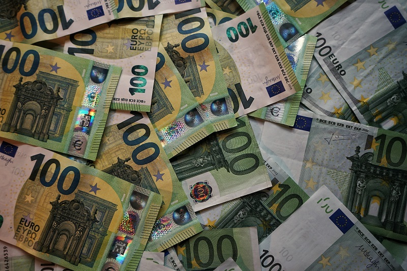 Artist Takes Museum’s Money and Runs