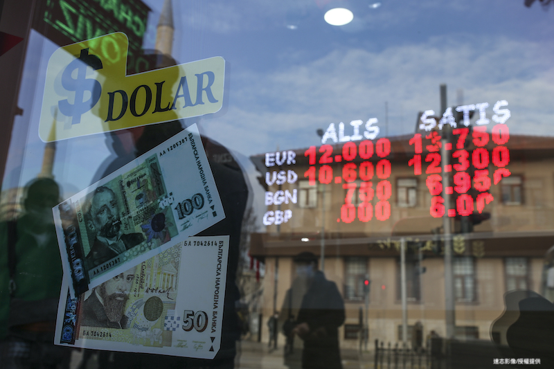 Foreign Shoppers Take Advantage of Turkish Lira Crash