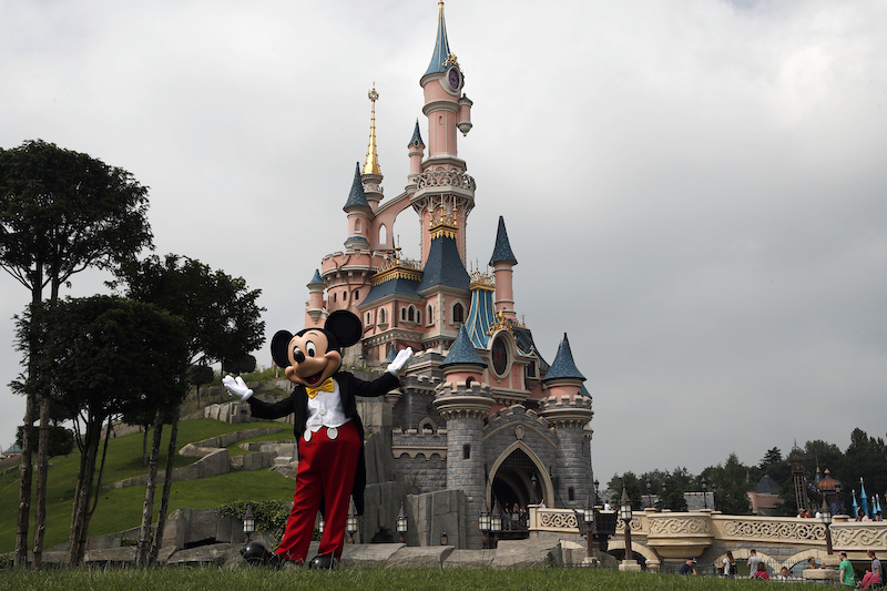 Disneyland Staff Ruined the Big Moment of Proposal