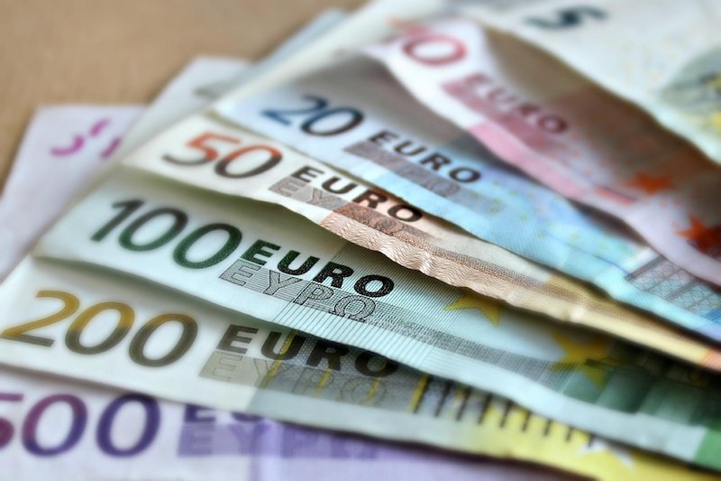 Euro Edging Close to Parity With the US Dollar
