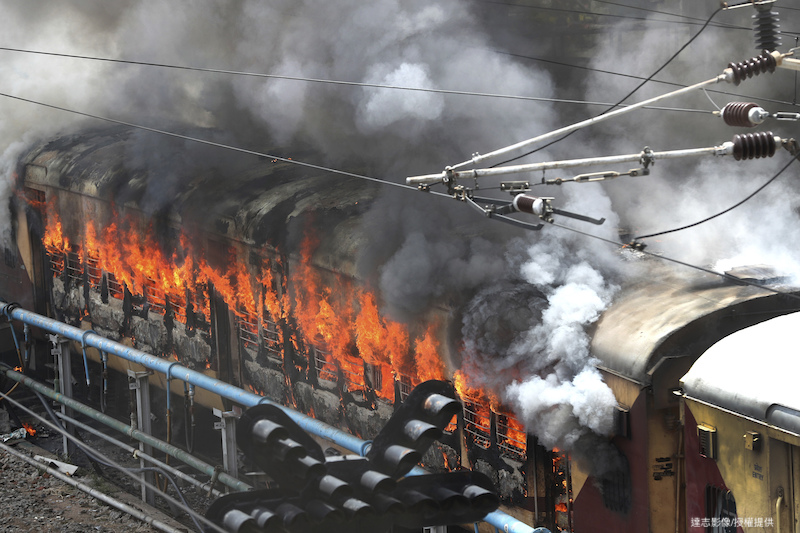 Train Fire Kills 9 People in India
