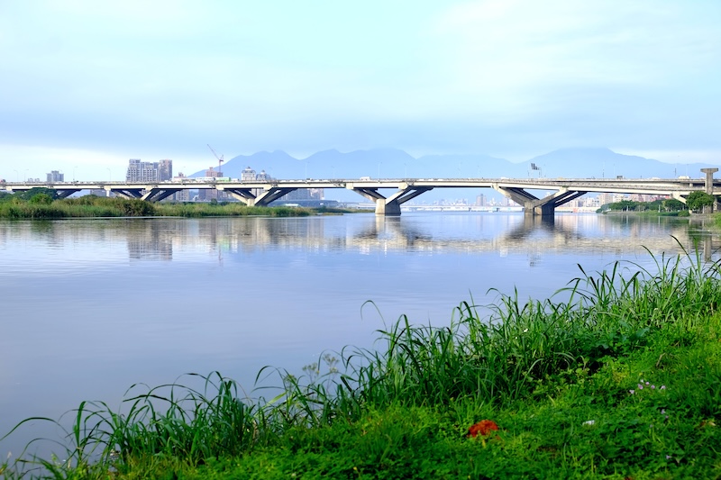 Vendor Sells Breakfast to Drivers Delayed by Bridge Accident