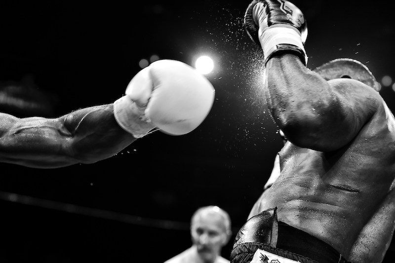 Streamers in the Ring: The Cage Shakes Up Boxing!